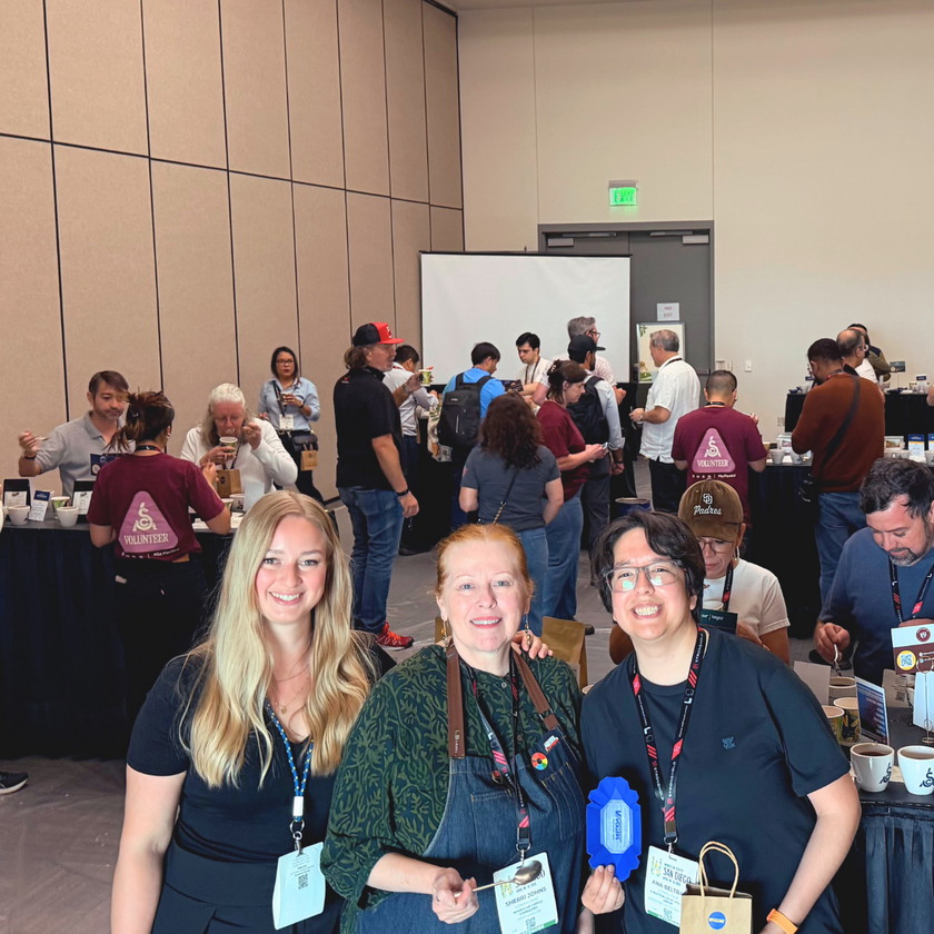 Teilnehmende und Organisator:innen beim V-Auction Selects Cupping auf der World of Coffee San Diego.